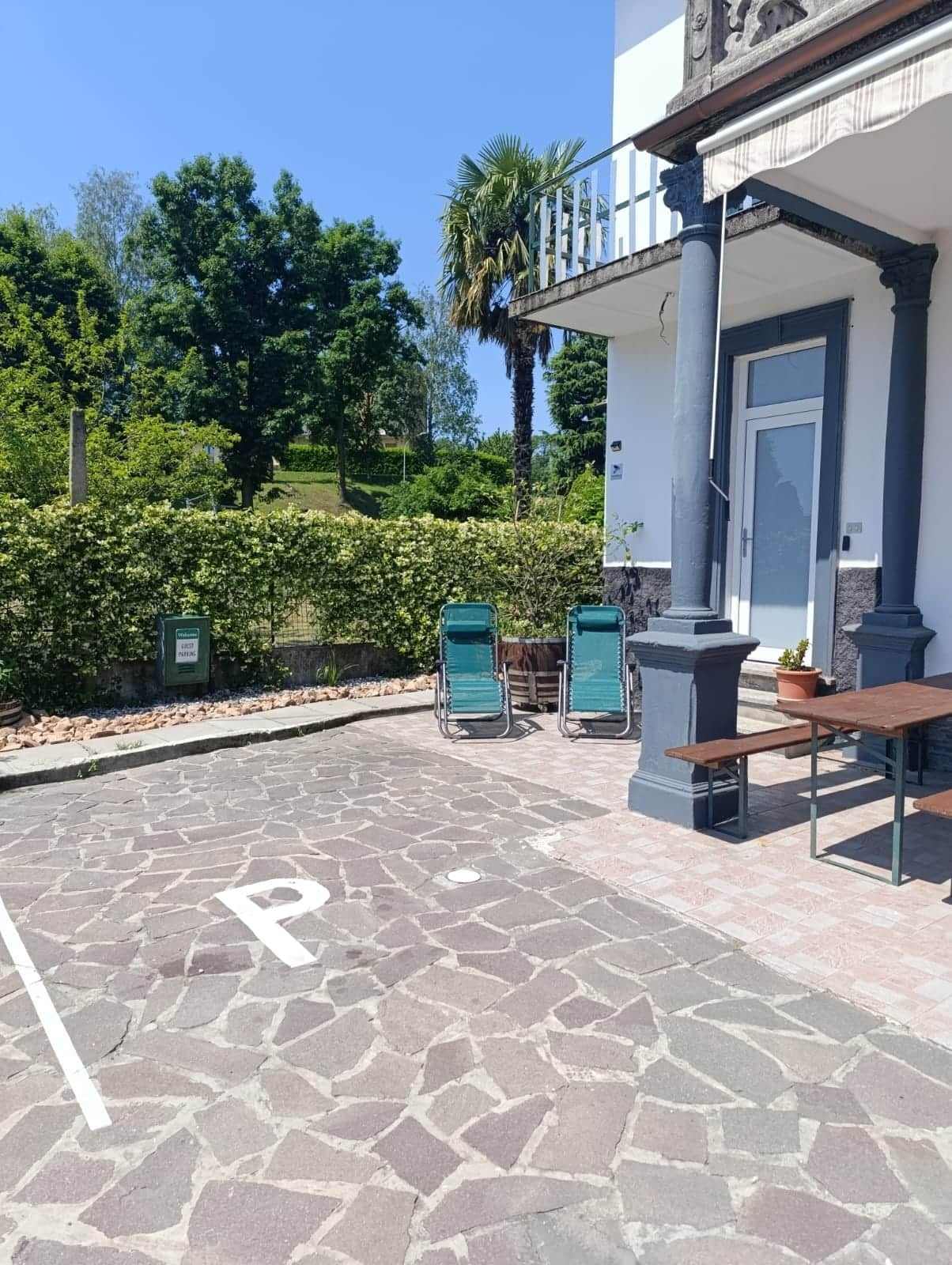 La casa di Cà de' Mari con il cortile e il parcheggio
