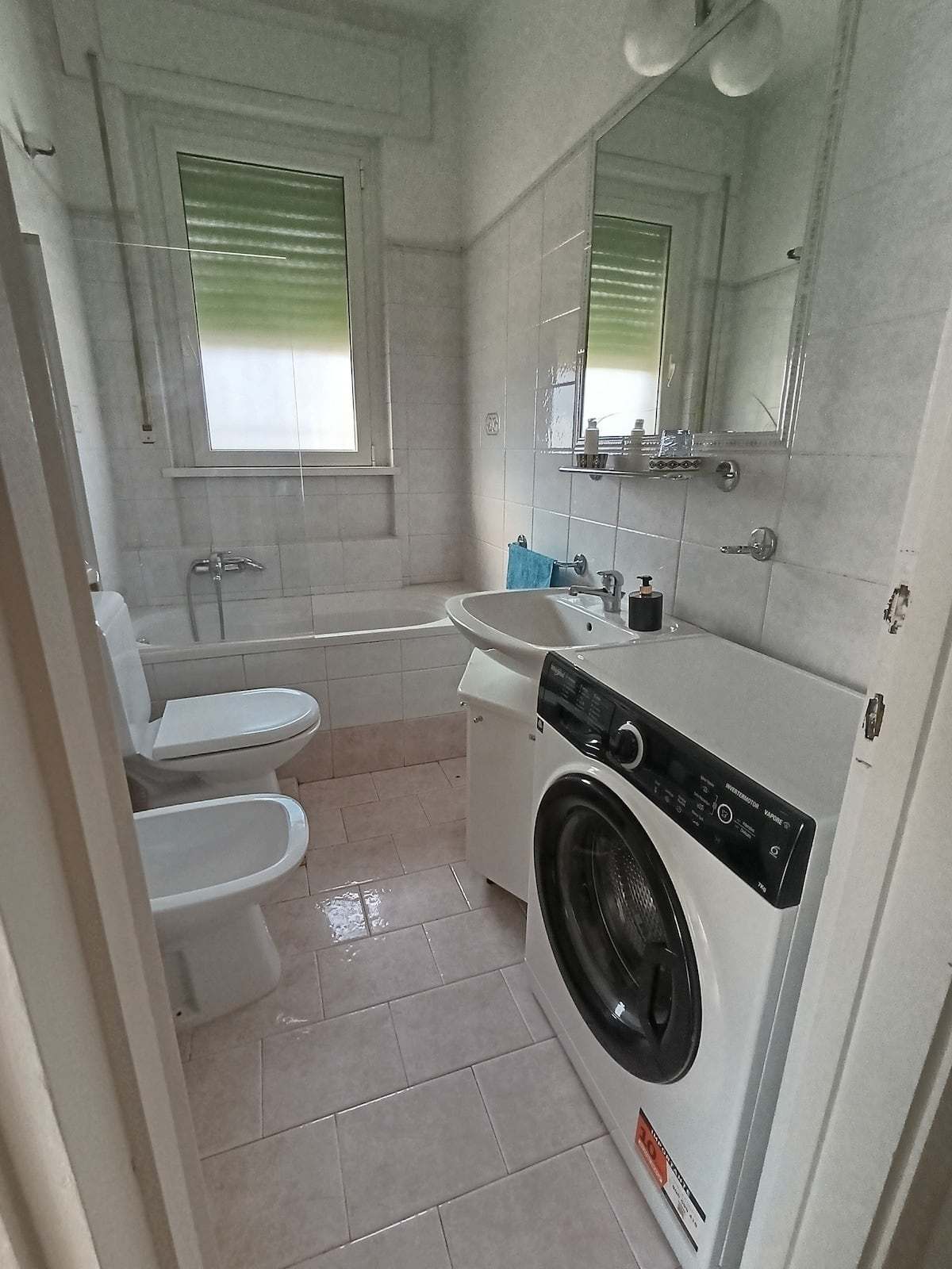 Il bagno con la vasca e la lavatrice