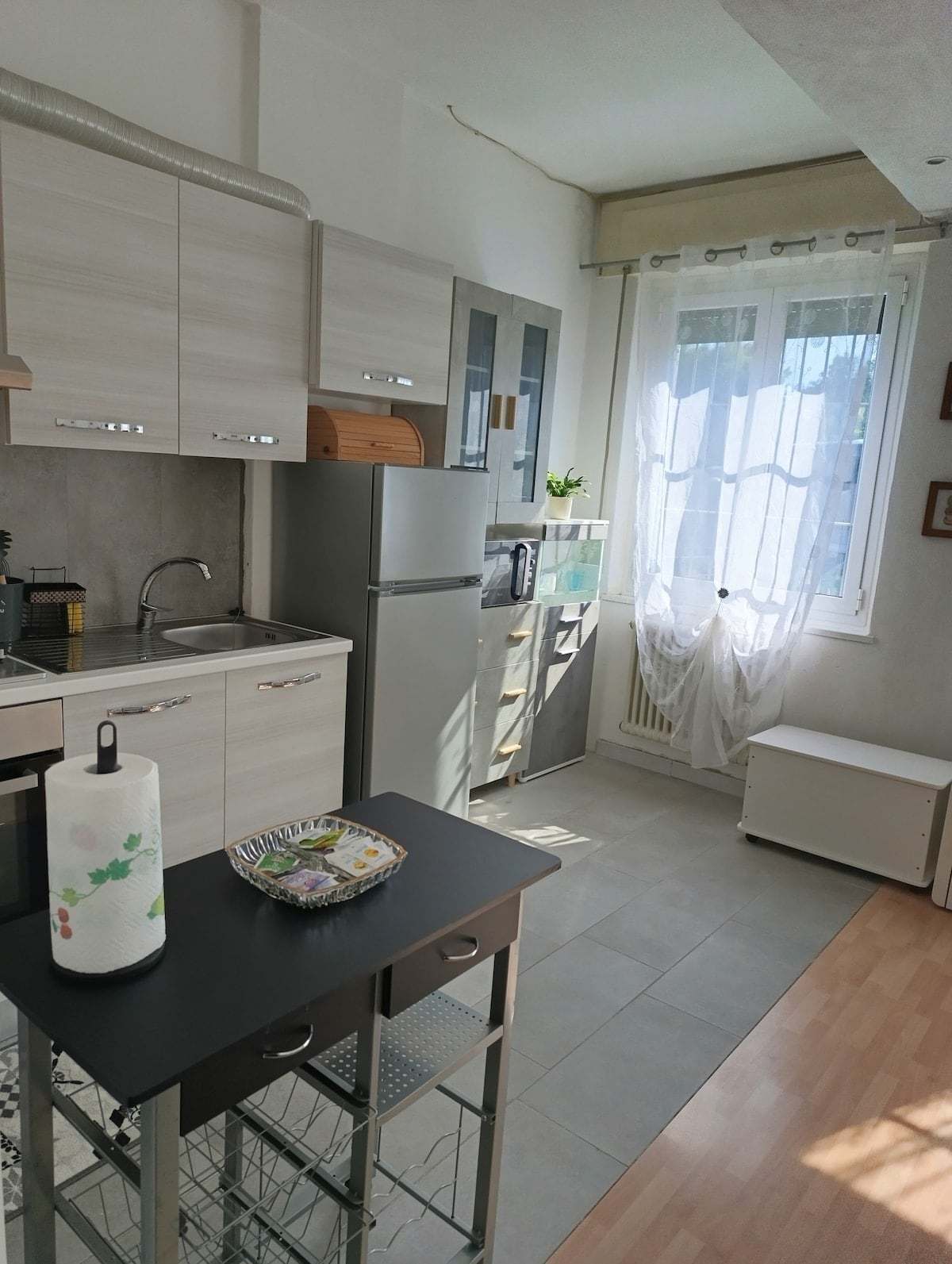 La cucina e la finestra sul giardino