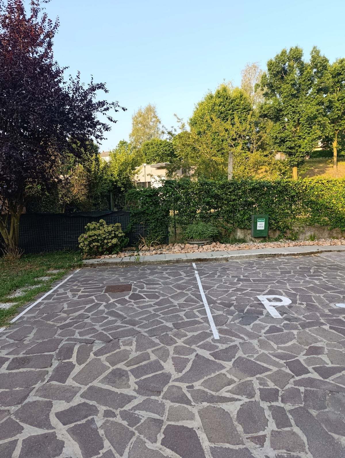 Il parcheggio privato nel cortile
